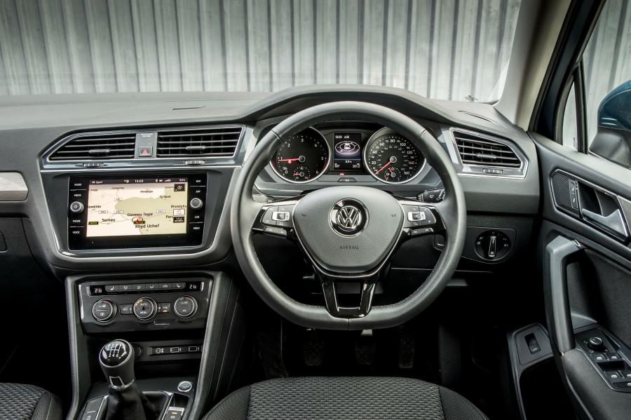 Панель приборов Volkswagen Tiguan Allspace 2018 года  (UK) (фото 34 из 40)